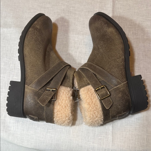 NWT UGG Women's Tan Shearling Buckle Boots - Picture 4 of 6